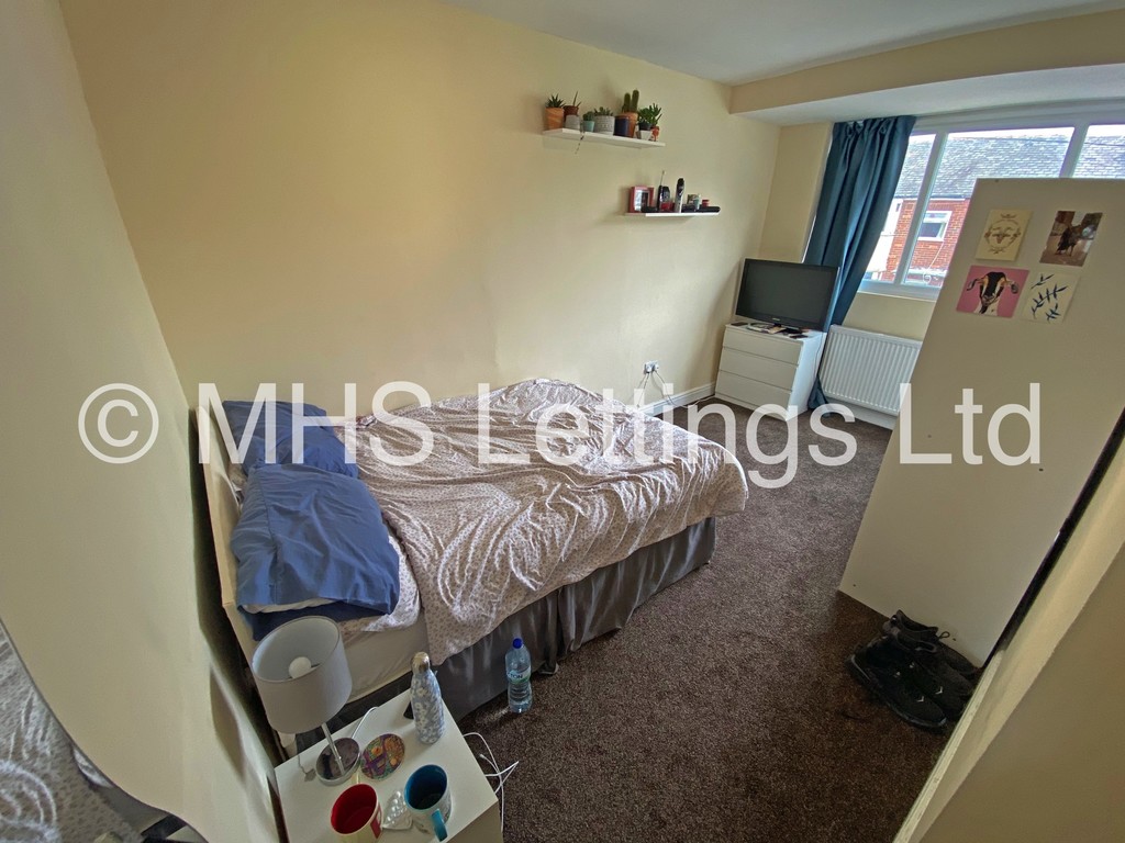 Photo of 2 Bedroom Mid Terraced House in 5 Park View Grove, Leeds, LS4 2LQ