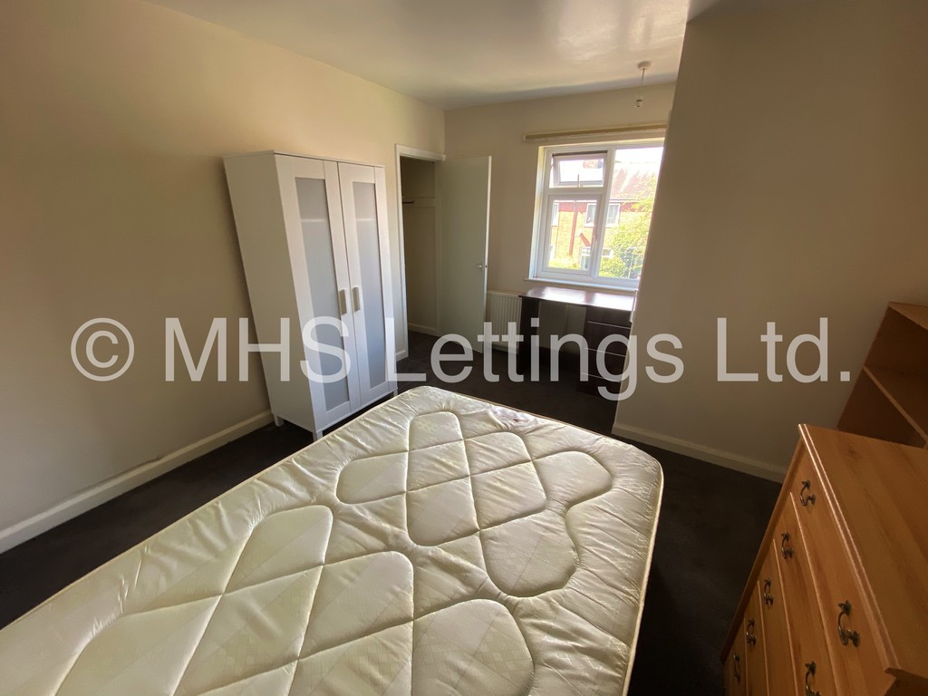 Photo of 4 Bedroom Mid Terraced House in 10 Langdale Gardens, Leeds, LS6 3HB