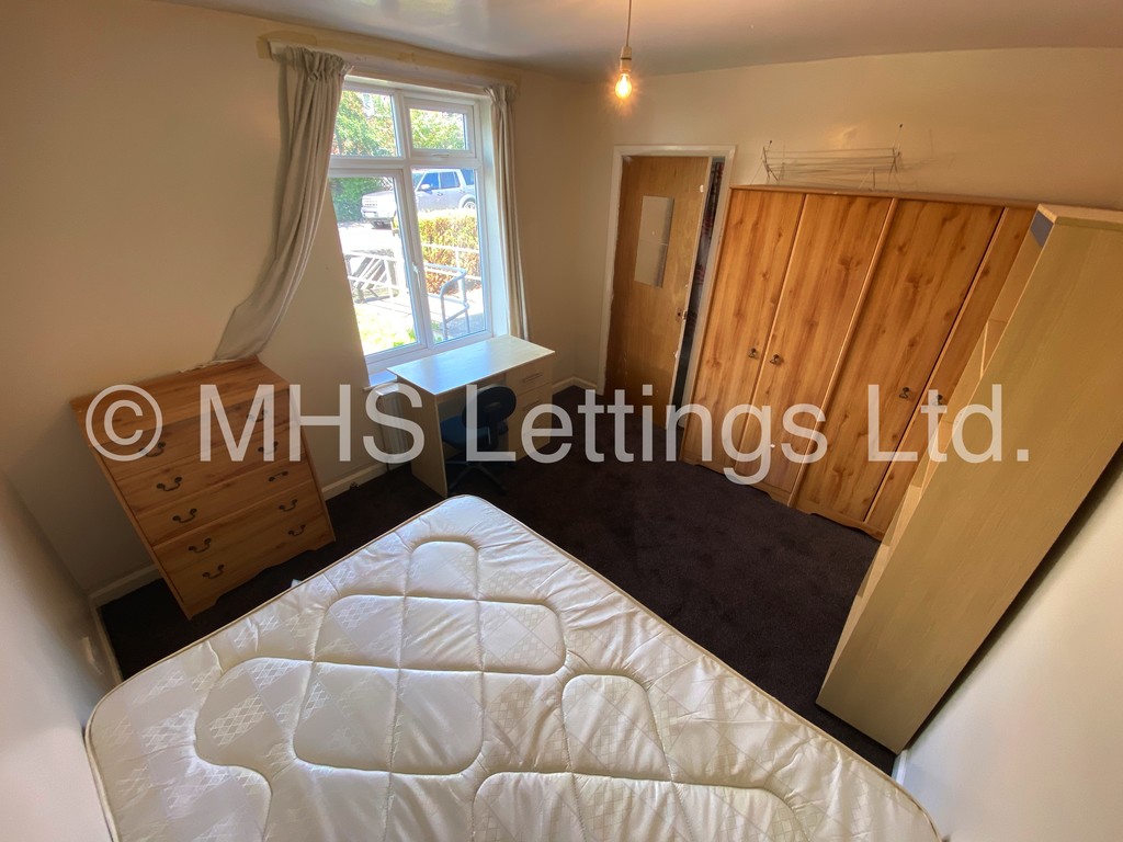 Photo of 4 Bedroom Mid Terraced House in 10 Langdale Gardens, Leeds, LS6 3HB