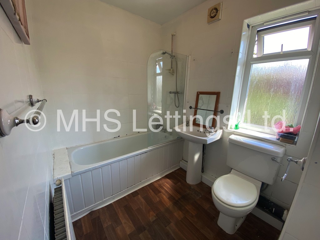 Photo of 4 Bedroom Mid Terraced House in 10 Langdale Gardens, Leeds, LS6 3HB