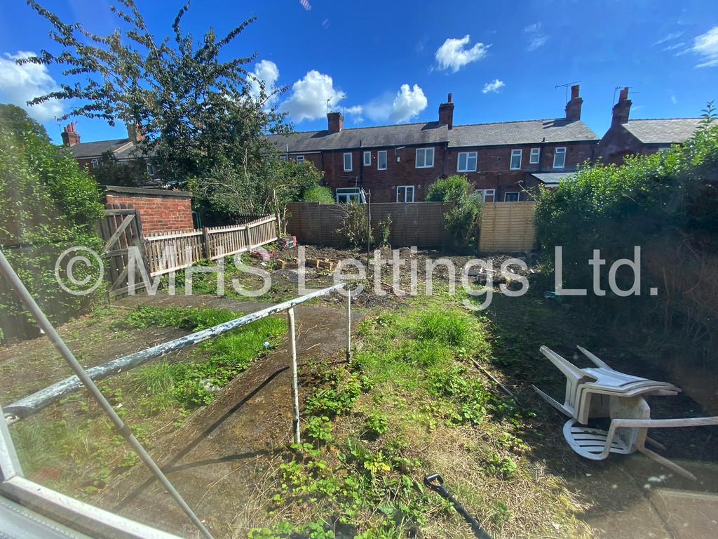 Photo of 4 Bedroom Mid Terraced House in 10 Langdale Gardens, Leeds, LS6 3HB