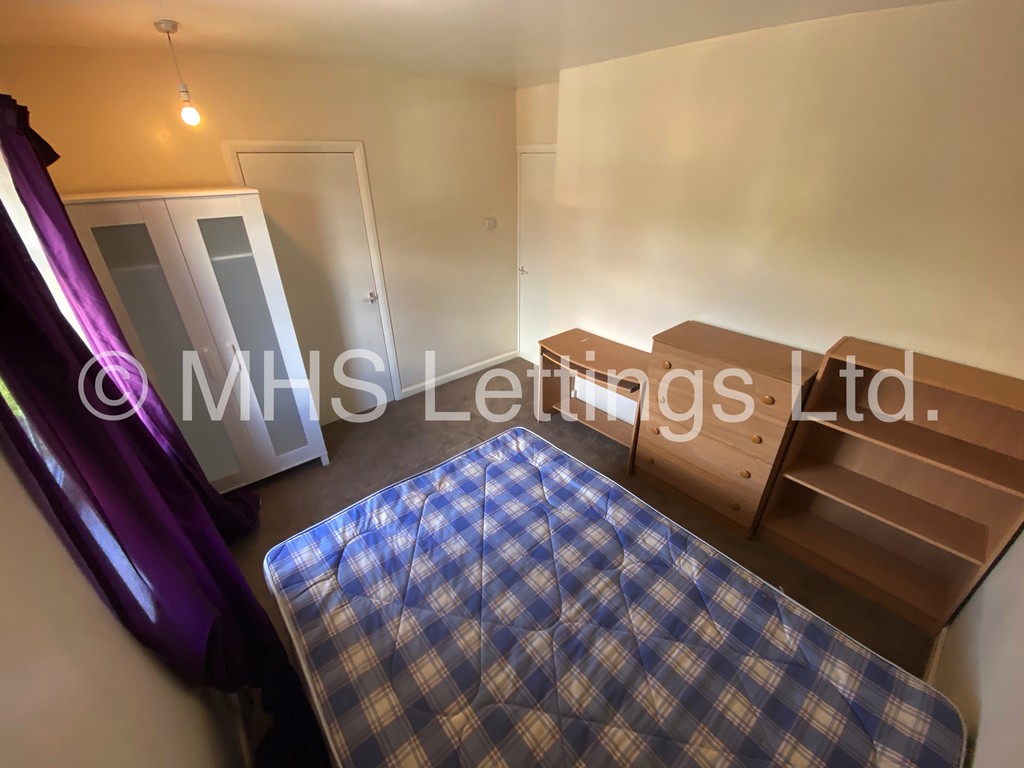 Photo of 4 Bedroom Mid Terraced House in 10 Langdale Gardens, Leeds, LS6 3HB