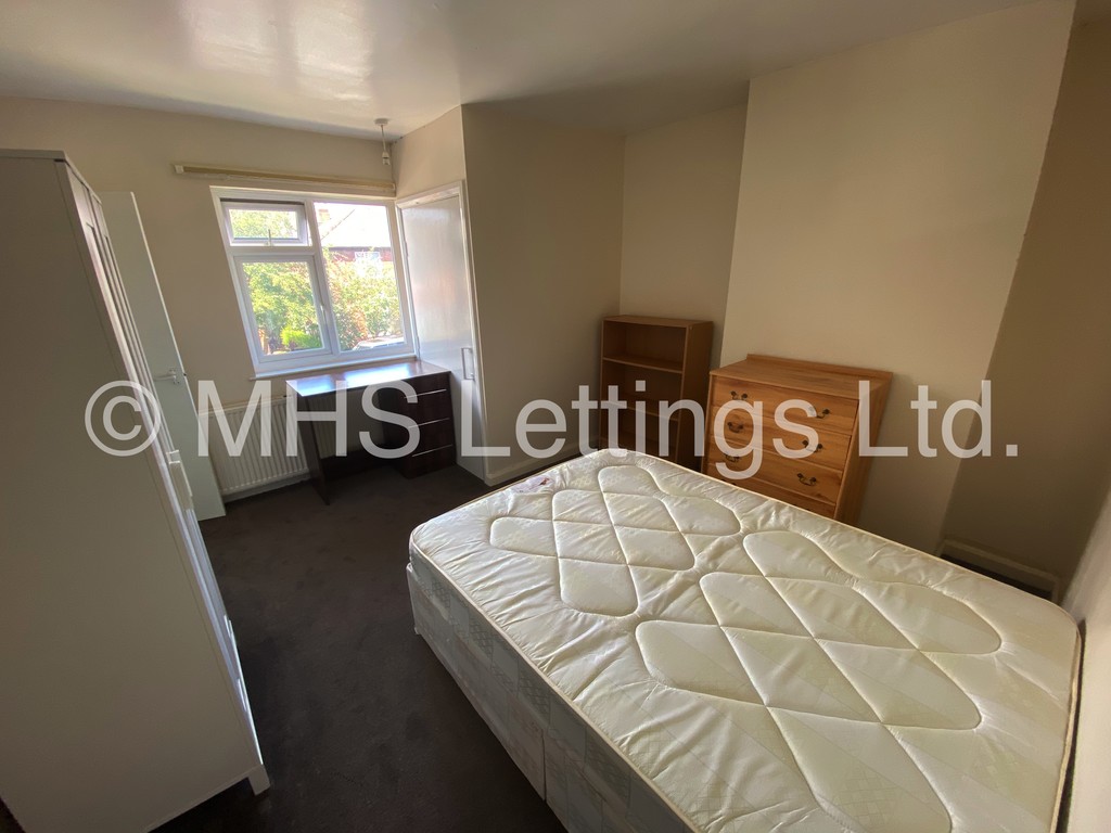 Photo of 4 Bedroom Mid Terraced House in 10 Langdale Gardens, Leeds, LS6 3HB