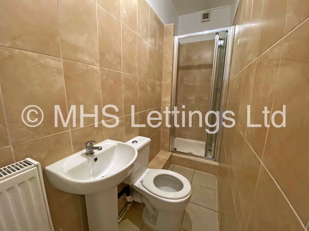 Photo of 4 Bedroom End Terraced House in 66 Beechwood Mount, Leeds, LS4 2NQ