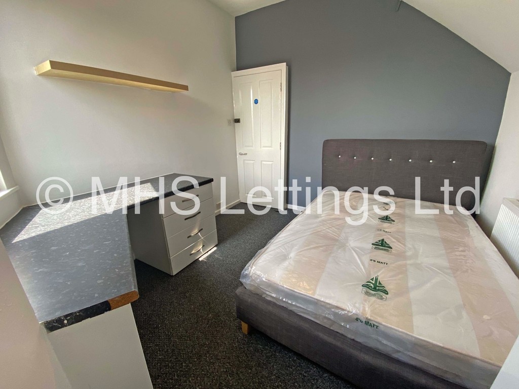 Photo of 4 Bedroom End Terraced House in 66 Beechwood Mount, Leeds, LS4 2NQ