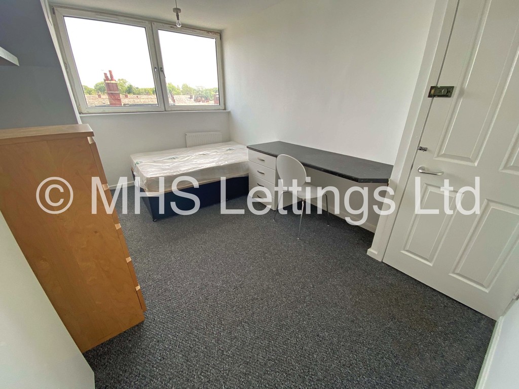 Photo of 4 Bedroom End Terraced House in 66 Beechwood Mount, Leeds, LS4 2NQ