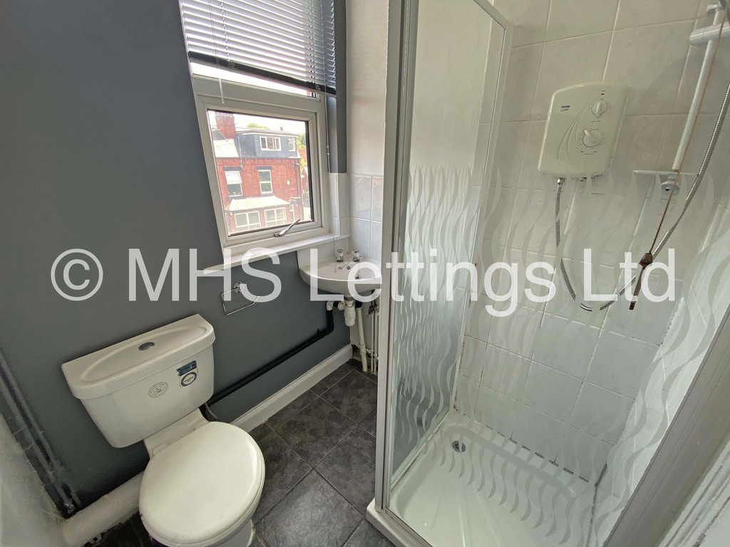Photo of 4 Bedroom End Terraced House in 66 Beechwood Mount, Leeds, LS4 2NQ