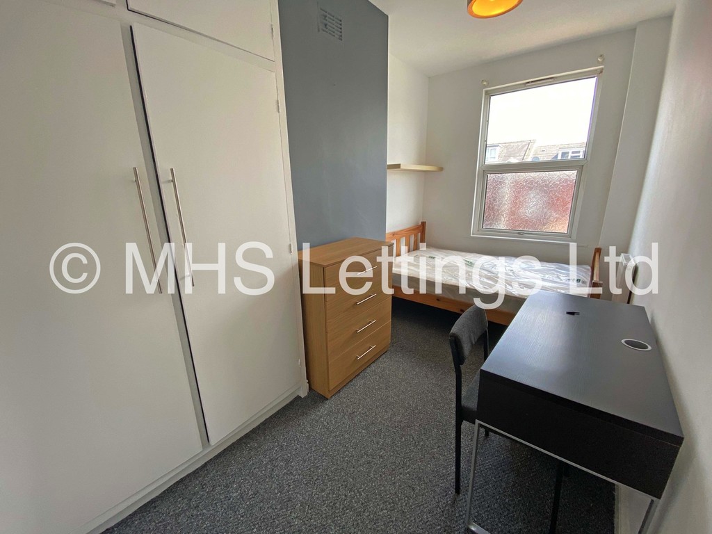 Photo of 4 Bedroom End Terraced House in 66 Beechwood Mount, Leeds, LS4 2NQ
