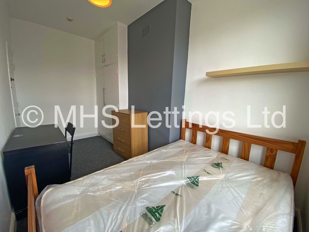 Photo of 4 Bedroom End Terraced House in 66 Beechwood Mount, Leeds, LS4 2NQ