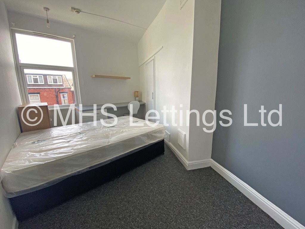 Photo of 4 Bedroom End Terraced House in 66 Beechwood Mount, Leeds, LS4 2NQ