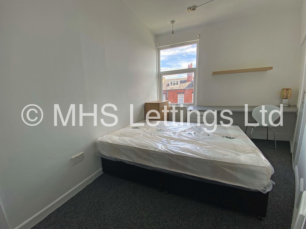 Photo of 4 Bedroom End Terraced House in 66 Beechwood Mount, Leeds, LS4 2NQ