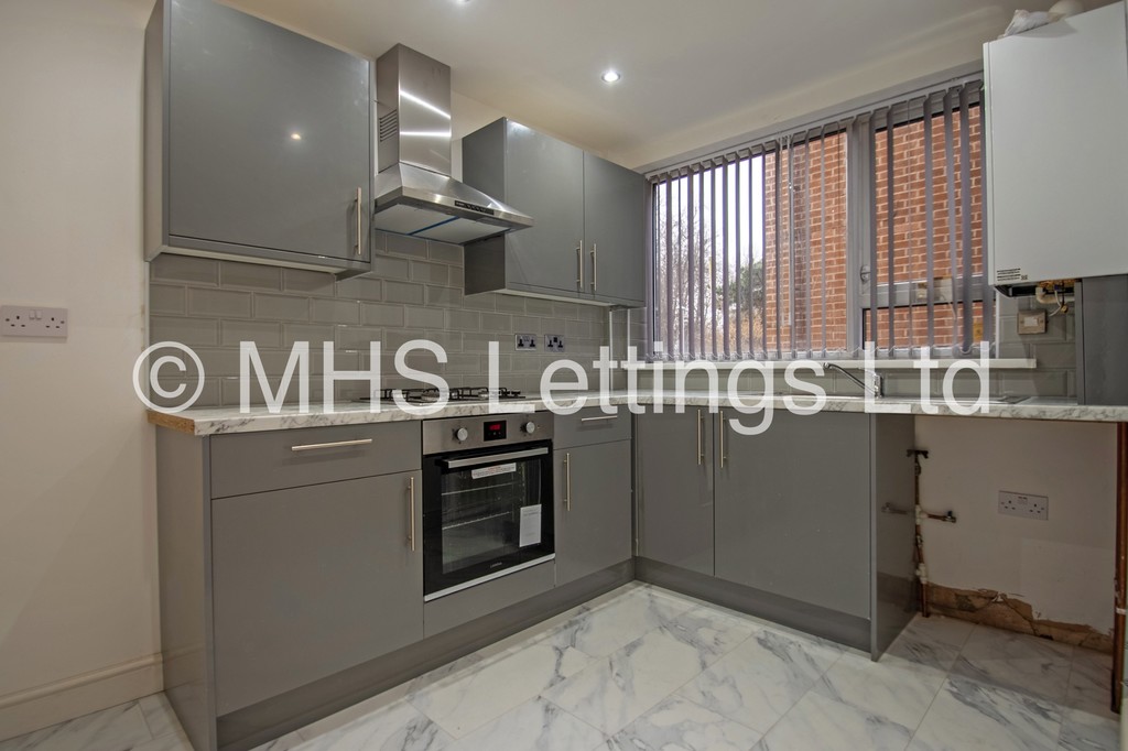 Photo of 2 Bedroom Ground Floor Flat in Flat 4, 78 Primley Park Road, Alwoodley, Leeds, LS17 7LH