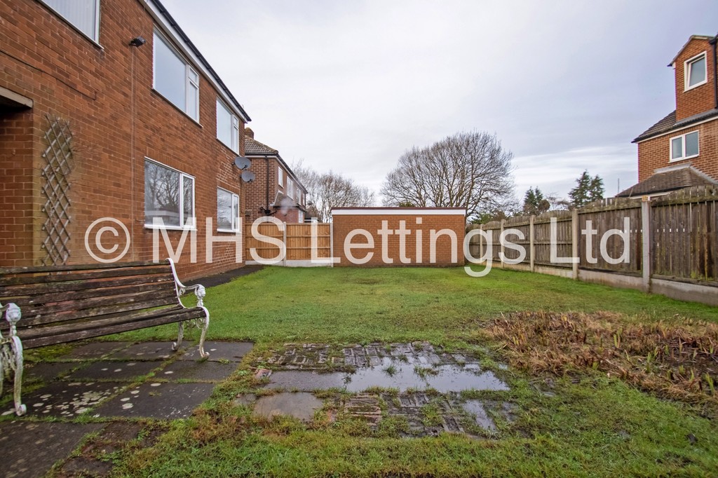 Photo of 2 Bedroom Ground Floor Flat in Flat 4, 78 Primley Park Road, Alwoodley, Leeds, LS17 7LH