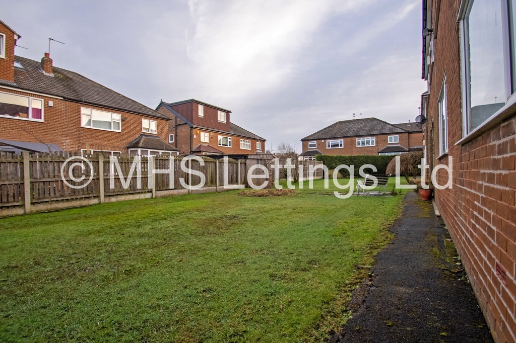 Photo of 2 Bedroom Ground Floor Flat in Flat 4, 78 Primley Park Road, Alwoodley, Leeds, LS17 7LH