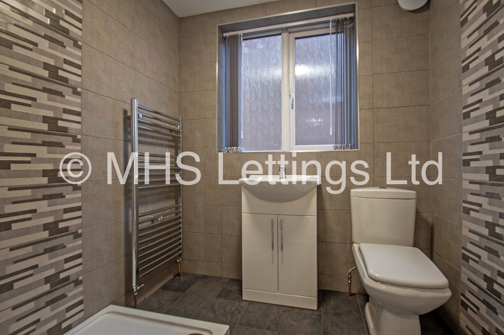 Photo of 2 Bedroom Ground Floor Flat in Flat 4, 78 Primley Park Road, Alwoodley, Leeds, LS17 7LH