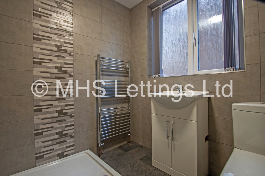Photo of 2 Bedroom Ground Floor Flat in Flat 4, 78 Primley Park Road, Alwoodley, Leeds, LS17 7LH