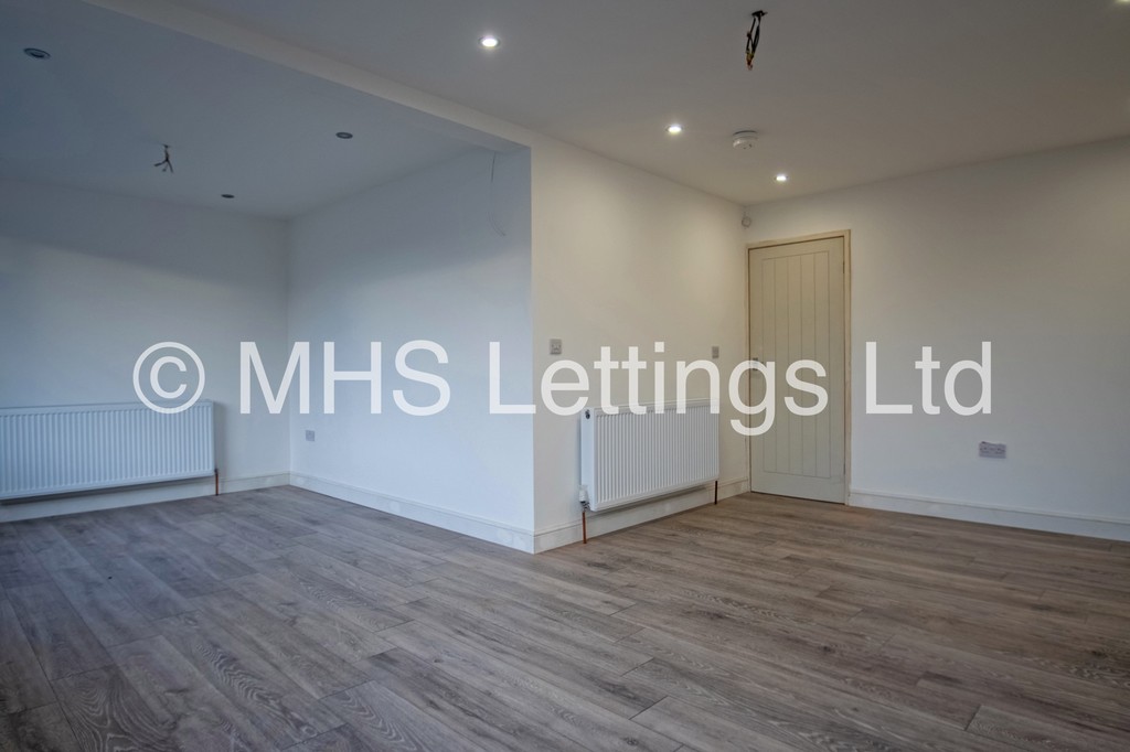 Photo of 2 Bedroom Ground Floor Flat in Flat 4, 78 Primley Park Road, Alwoodley, Leeds, LS17 7LH