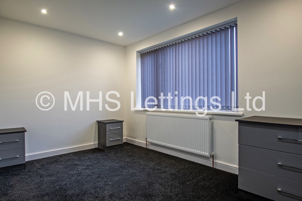 Photo of 2 Bedroom Ground Floor Flat in Flat 4, 78 Primley Park Road, Alwoodley, Leeds, LS17 7LH