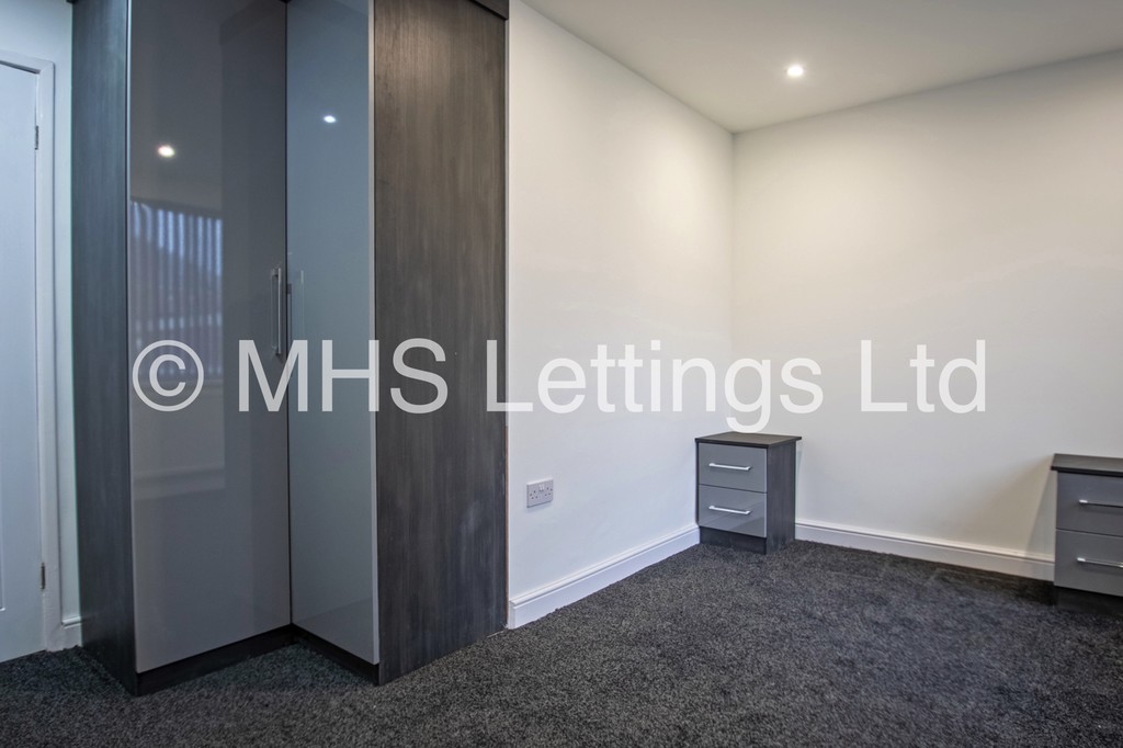 Photo of 2 Bedroom Ground Floor Flat in Flat 4, 78 Primley Park Road, Alwoodley, Leeds, LS17 7LH