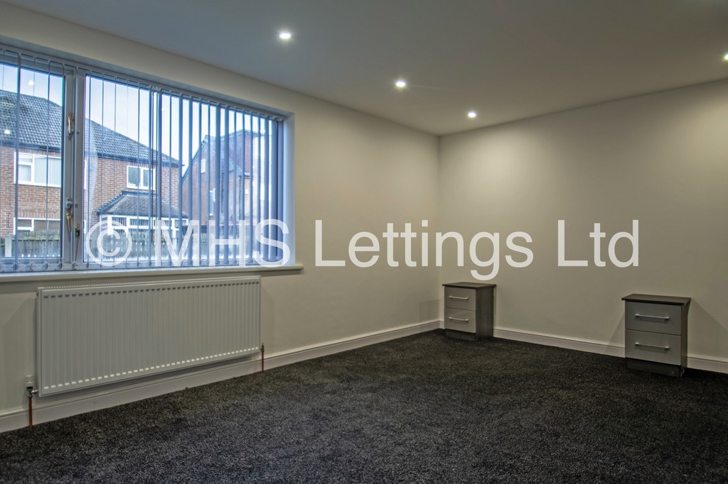 Photo of 2 Bedroom Ground Floor Flat in Flat 4, 78 Primley Park Road, Alwoodley, Leeds, LS17 7LH