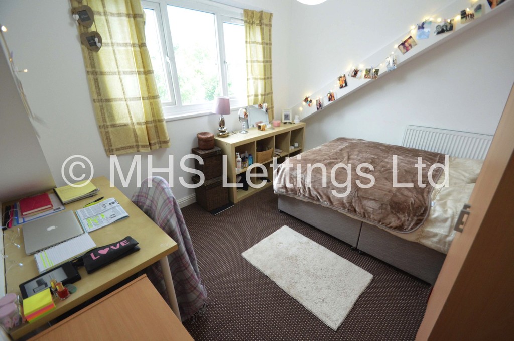 Photo of 4 Bedroom End Terraced House in 27 Ashville Grove, Leeds, LS6 1LY