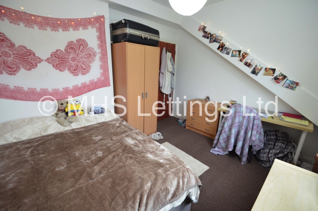 Photo of 4 Bedroom End Terraced House in 27 Ashville Grove, Leeds, LS6 1LY