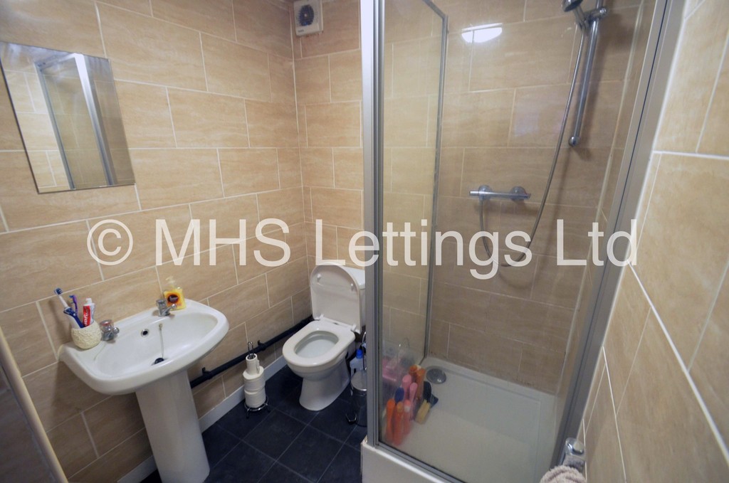 Photo of 4 Bedroom End Terraced House in 27 Ashville Grove, Leeds, LS6 1LY