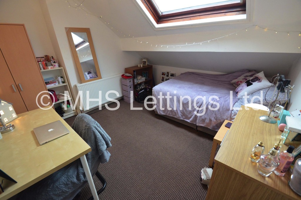 Photo of 4 Bedroom End Terraced House in 27 Ashville Grove, Leeds, LS6 1LY