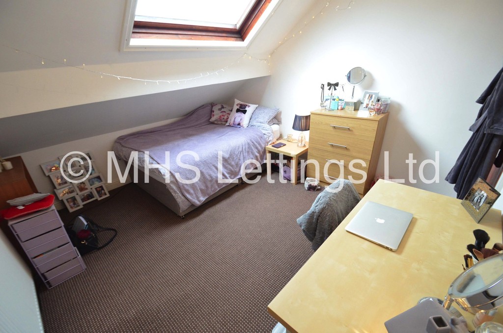 Photo of 4 Bedroom End Terraced House in 27 Ashville Grove, Leeds, LS6 1LY