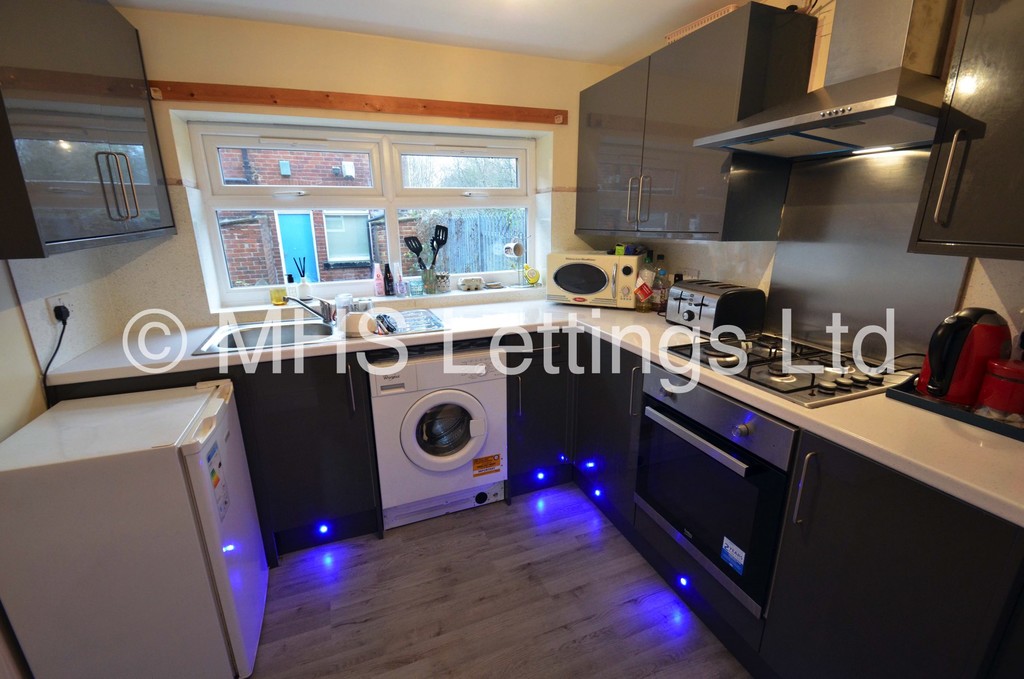 Photo of 4 Bedroom End Terraced House in 27 Ashville Grove, Leeds, LS6 1LY