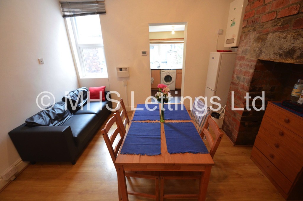 Photo of 4 Bedroom End Terraced House in 27 Ashville Grove, Leeds, LS6 1LY