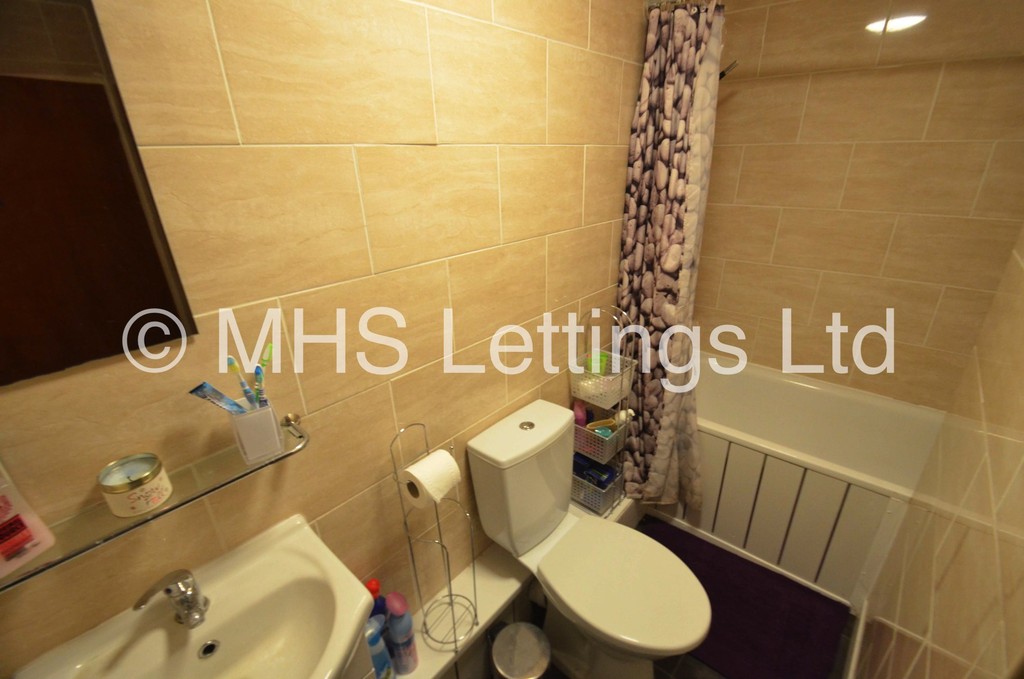 Photo of 4 Bedroom End Terraced House in 27 Ashville Grove, Leeds, LS6 1LY