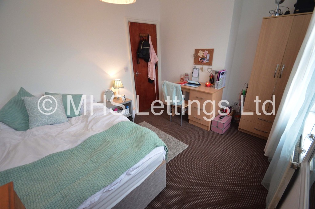 Photo of 4 Bedroom End Terraced House in 27 Ashville Grove, Leeds, LS6 1LY