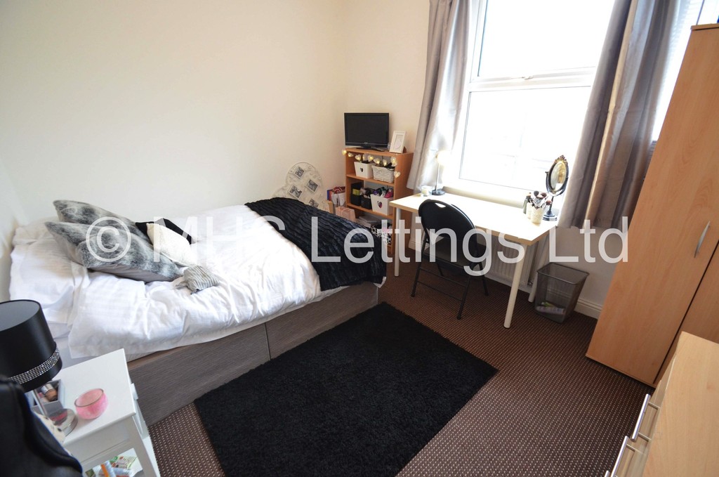 Photo of 4 Bedroom End Terraced House in 27 Ashville Grove, Leeds, LS6 1LY