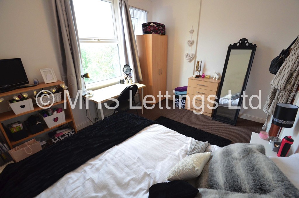 Photo of 4 Bedroom End Terraced House in 27 Ashville Grove, Leeds, LS6 1LY