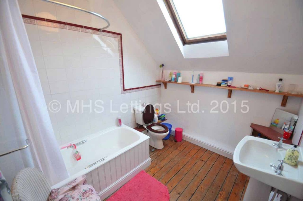 Photo of 4 Bedroom Flat in Flat 2, 18 Regent Park Avenue, Leeds, LS6 2AU