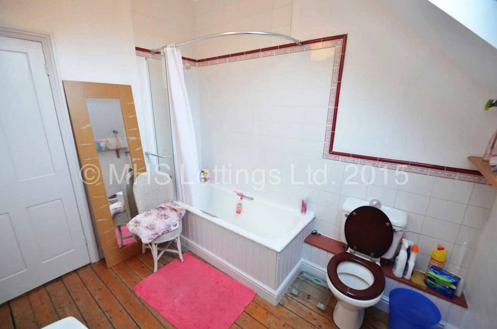 Photo of 4 Bedroom Flat in Flat 2, 18 Regent Park Avenue, Leeds, LS6 2AU
