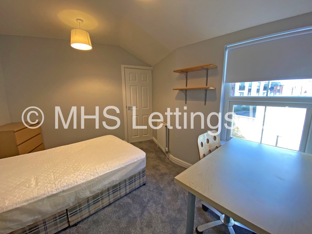 Photo of 4 Bedroom End Terraced House in 3 Granby Street, Leeds, LS6 3AZ
