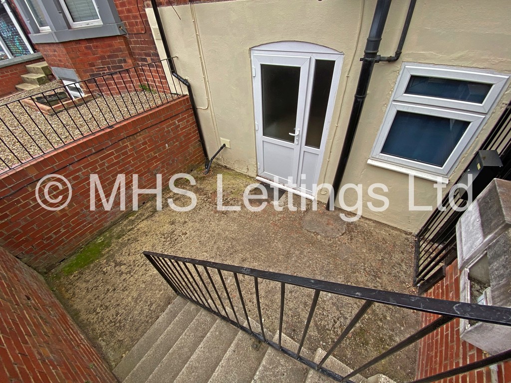 Photo of 2 Bedroom Ground Floor Flat in Lower Flat, 133 Hyde Park Road, Leeds, LS6 1AJ
