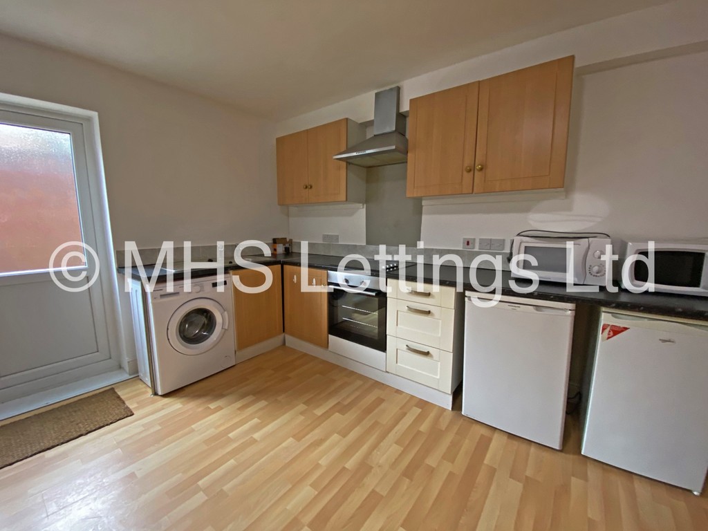 Photo of 2 Bedroom Ground Floor Flat in Lower Flat, 133 Hyde Park Road, Leeds, LS6 1AJ