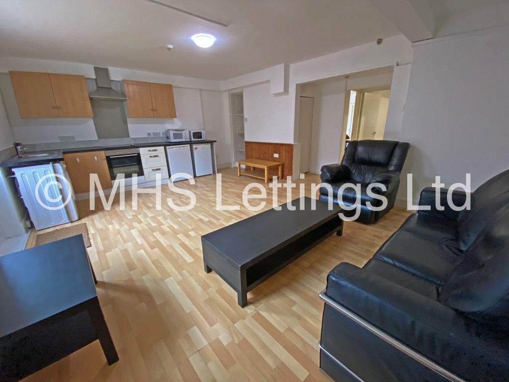 Photo of 2 Bedroom Ground Floor Flat in Lower Flat, 133 Hyde Park Road, Leeds, LS6 1AJ