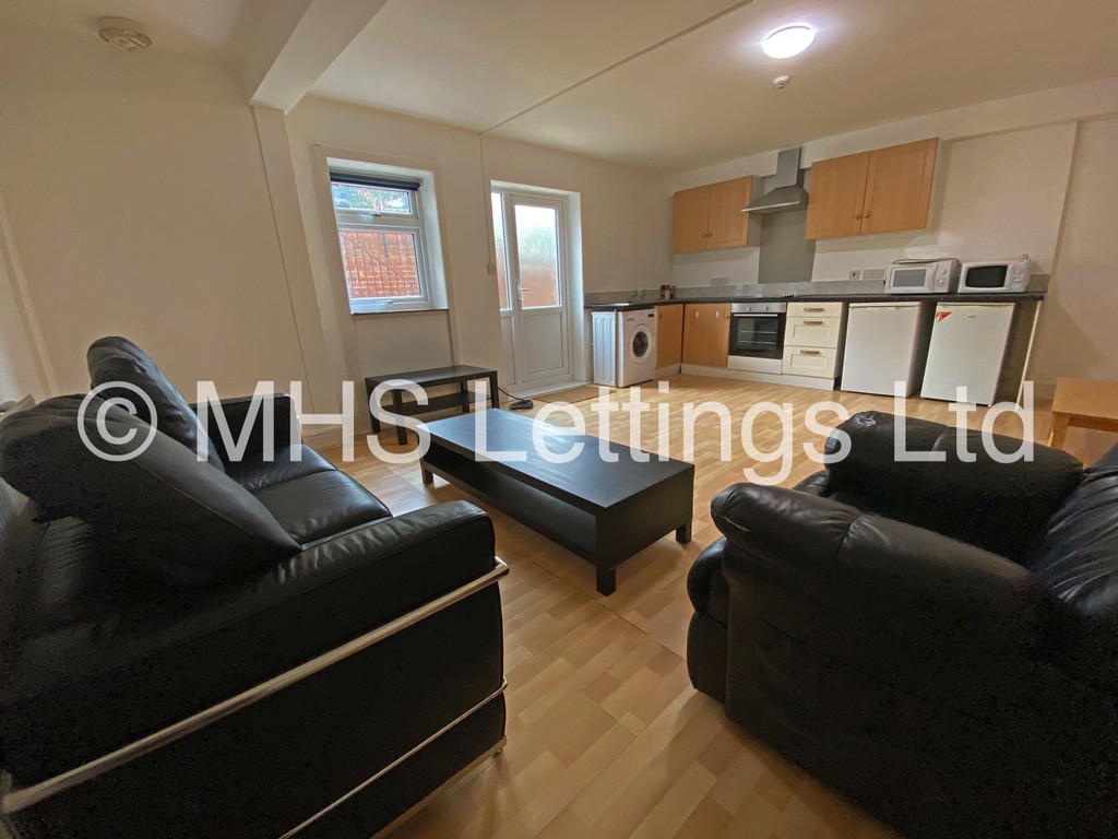 Photo of 2 Bedroom Ground Floor Flat in Lower Flat, 133 Hyde Park Road, Leeds, LS6 1AJ