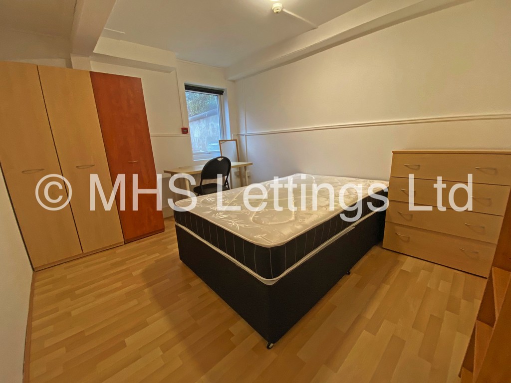 Photo of 2 Bedroom Ground Floor Flat in Lower Flat, 133 Hyde Park Road, Leeds, LS6 1AJ