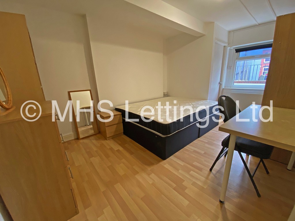 Photo of 2 Bedroom Ground Floor Flat in Lower Flat, 133 Hyde Park Road, Leeds, LS6 1AJ