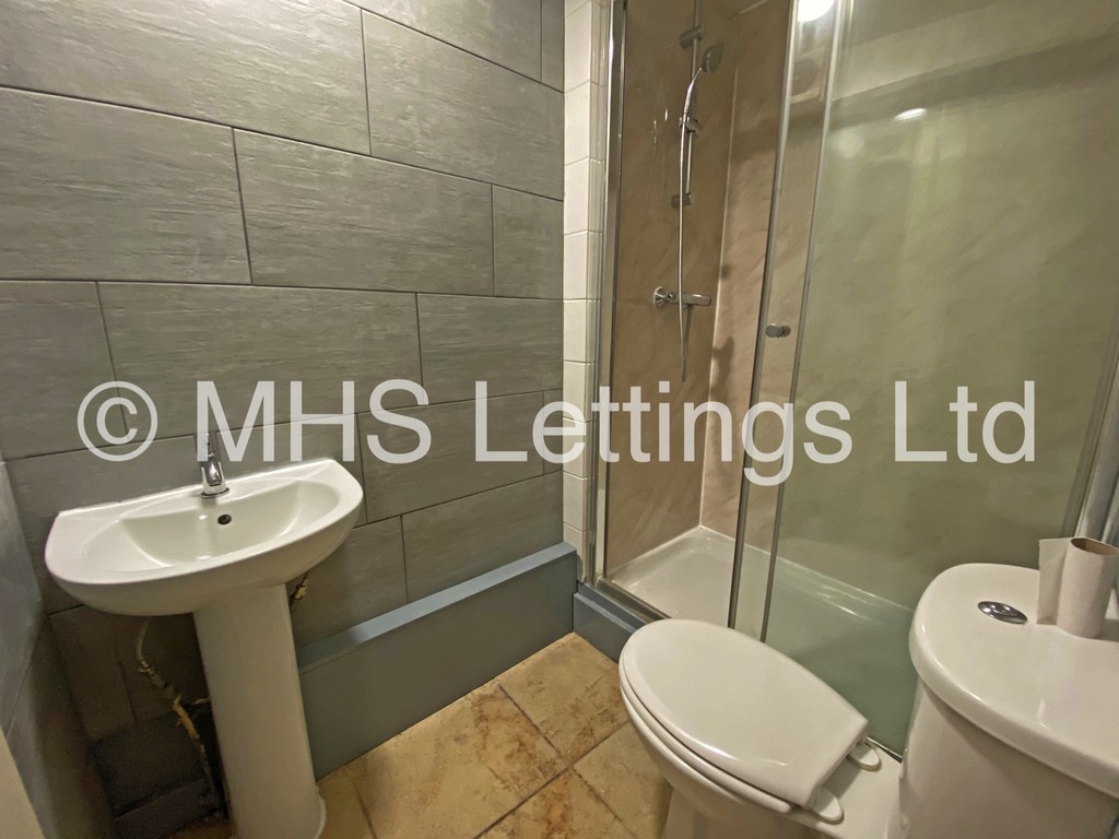 Photo of 2 Bedroom Ground Floor Flat in Lower Flat, 133 Hyde Park Road, Leeds, LS6 1AJ