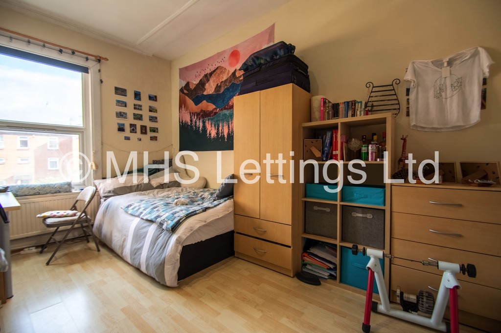 Photo of 8 Bedroom Mid Terraced House in 133 Hyde Park Road, Leeds, LS6 1AJ