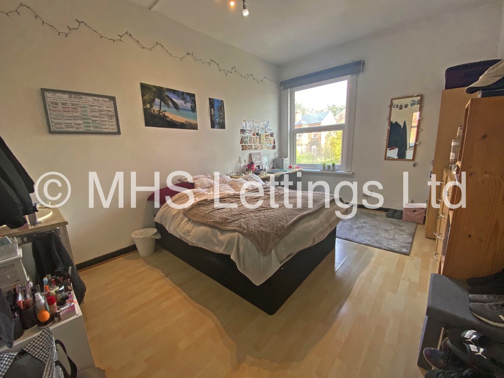 Photo of 8 Bedroom Mid Terraced House in 133 Hyde Park Road, Leeds, LS6 1AJ