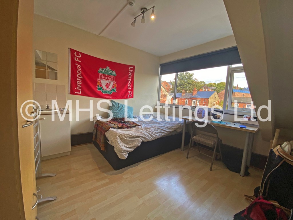 Photo of 8 Bedroom Mid Terraced House in 133 Hyde Park Road, Leeds, LS6 1AJ