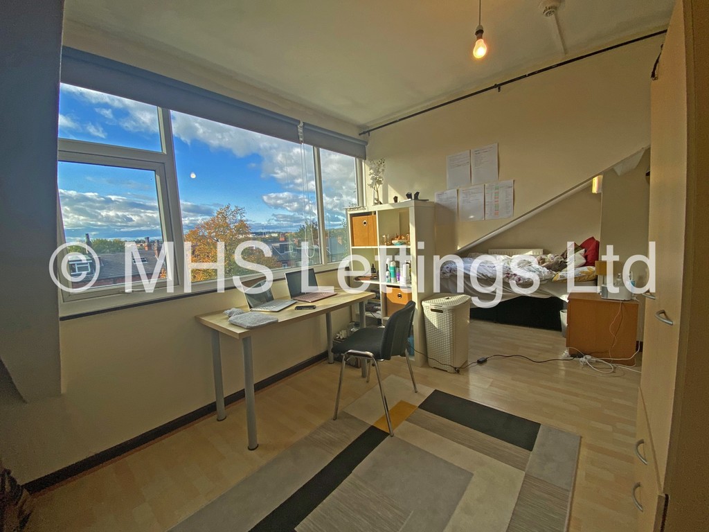 Photo of 8 Bedroom Mid Terraced House in 133 Hyde Park Road, Leeds, LS6 1AJ