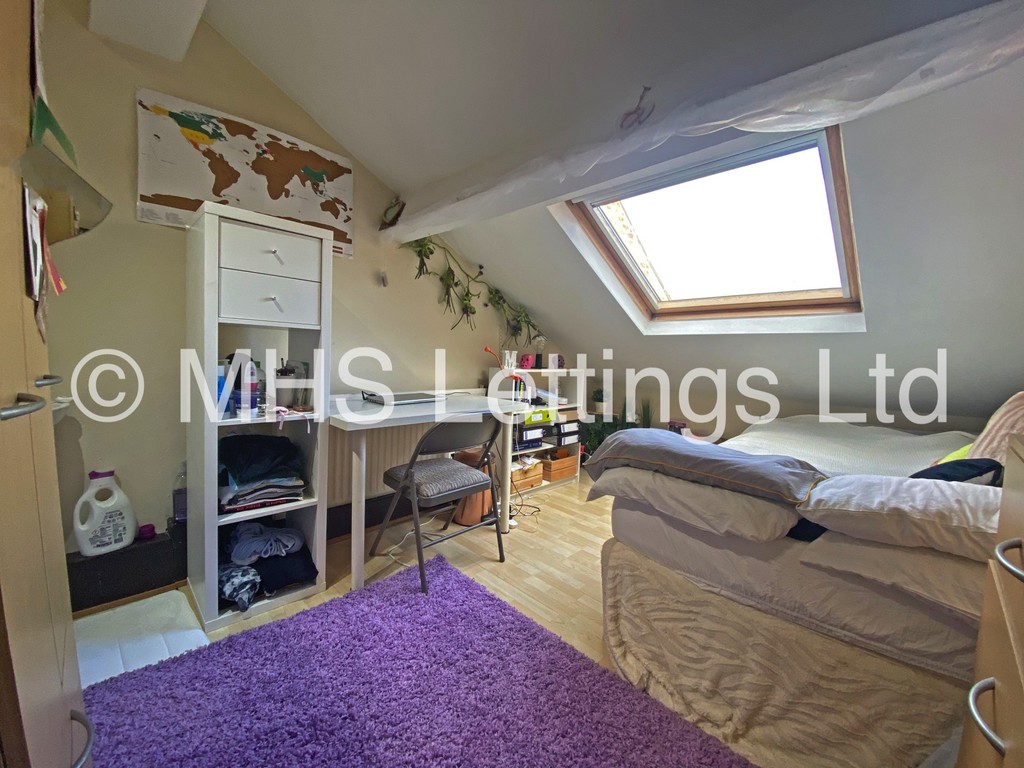 Photo of 8 Bedroom Mid Terraced House in 133 Hyde Park Road, Leeds, LS6 1AJ